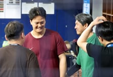 [포토] 흐믓한 설종진 감독 '김건희 궁디팡팡'