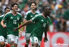 레드카드 3장, 퇴장 속출! 멕시코, 남아공 2-0 꺾고 '다사다난' 개막전 승리... '황희찬 동료' 히메네스 골