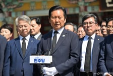 [현장+]한달 만에 광주 찾은 정청래..."많이 부족해서 죄송하다"