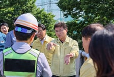 군포시 금정고가차도 콘크리트 '우수수' 전면 통제…한대희 당선인 점검