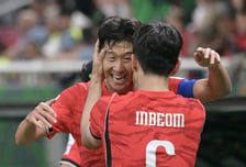 [포토] 황인범 '캡틴 저 잘했죠'