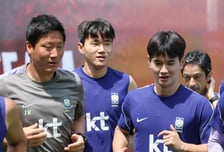 [포토] 양현준 '김진규와 김진규 사이에서'