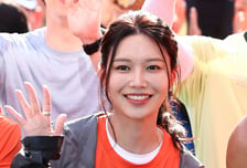 수영, '정경호와 결별' 후 첫 공식 석상…시각장애 부친과 나란히