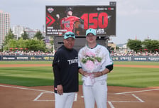 '이범호 감독과 함께 활짝' KIA 정해영, KBO 개인 통산 최연소 150SV 달성 시상식 개최