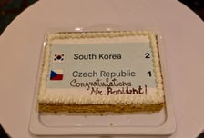 "한국 2 : 체코 1 축하합니다"...伊, 李대통령에 케이크 '깜짝 선물'