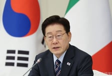 '유럽 순방' 李대통령, 사상 첫 '화상 수보회의' 개최…"조그만 차질도 안된다"