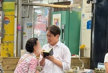 "골목골목 배운다" 수첩 들고 다시 구포시장으로…하정우 깜짝 근황
