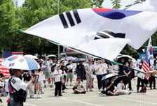 핸드볼팀 수색한 시위대, '특수강요' 적용…"불법행위 동조시 패가망신"