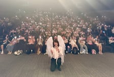 '와일드 씽' 오정세, 천사 날개 달고 생일 파티 참석한 '니가 좋아'