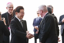 스위스 근위대 도열…李대통령 부부, 바티칸 교황궁 도착