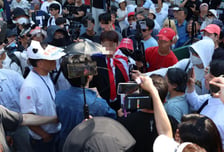 카메라가 무기?..."잠실 시위대, 경찰 둘러싸고 생중계" 신상노출 위협