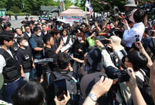 12일째 막힌 잠실 개표소…경찰 진입 시도에 시위대 반발