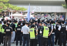 [속보] 경찰 "잠실 개표소 진입 무산…채증 토대 수사 착수"