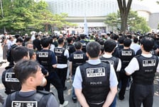 '체육단체 경기장 진입' 2시간 대치 끝 무산…경찰, 불법행위 수사