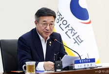 윤호중 장관 "잠실시위 불법행위 '중대 범죄', 엄중히 책임 물을 것"