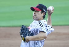'LG 오고 ERA 3.13' 41세 방출 투수 인생 역전! 16억 대박 계약→KBO 역대 7번째 대기록도 세웠다