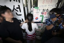출입문 앞 끝까지 남은 1인…체육단체 '잠실 경기장 진입' 결국 무산