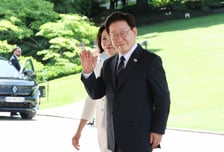 李 대통령, 김혜경 여사와 나란히 프랑스 에비앙 G7 행사장 도착