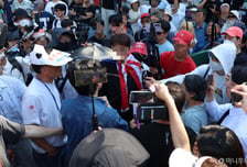 "공권력 감시" 카메라 들이대고, 둘러싸 조롱...시위대 타깃된 경찰