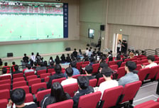 "교장이 월드컵 보여준 교사 색출 지시" 주장에…수습 나선 교육청