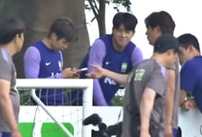 홍명보, 훈련 중 이강인 휴대전화 압수…"학교 같다" 외신도 주목