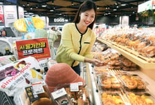 홈플러스, 'AI 물가안정 프로젝트' 행사…인기 먹거리 할인