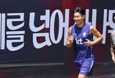 "군대도 안 간 XX들이"...팬들 '인터뷰 패싱' 손흥민 두둔 "기자 사과해라"