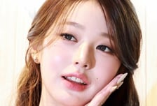 특혜 혹은 역차별, 장원영 '마스크 출국 논란'에 생각이 다른 이유  [이덕행의 Why]