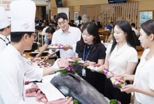 "어민님들 돈쭐 내드릴게요"…동원, 구내식당에 참치 200㎏ 풀었다