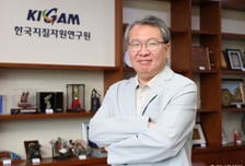 "중국 희토류, 금방 따라잡는다는 '장밋빛 환상'…냉정한 전략 필요해"