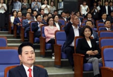 고성 오간 국힘 의총 "張 나가라"