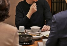 예비 장인 앞 "이 쑤시고 흡연" 지적하자…남친 "이걸로 이별? 속 좁네"