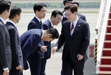 '90도 인사' 李대통령에 몸 낮춘 정청래…'차기 당권경쟁' 어떻게