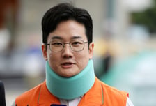 정이한, '음료 테러' 자작극 의혹...투척 남성과 친분? 통화도 했었다