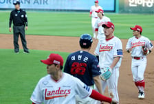 '4연패 탈출' 잠시 보류, SSG-롯데 11회 연장 끝 2-2 무승부... '동반 QS' 선발 역투 빛 바랬다 [인천 현장리뷰]