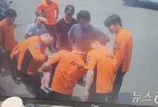 편의점 앞 "캑캑" 꼬마에 달려간 이 사람들...목에 걸린 '사탕' 빼냈다