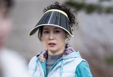 '아파트' 문소리, 역대급 생활 밀착 캐릭터 변신! 뽀글머리 비주얼도 파격