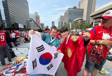 일하다 나와 "대~한민국" "졌잘싸!"…오전부터 '치맥' 호프집 북적