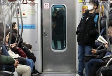 지하철서 자리 다투다 '퍽'…여성 폭행한 중년 남성 도주, 경찰 수사