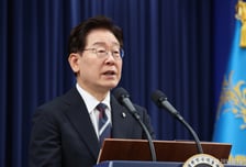 [속보]李대통령 "EU 방문은 철강 관세할당제도 발효 때문…전략적 파트너 韓 각별한 배려 당부"