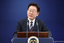 [속보]李대통령 "해외 출국할 때 많은 사람 줄서는 것, 기분 좋은 일 아냐"