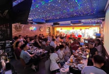 "치킨집 자리 꽉 찼어요" 300명 예약도 거절...'월드컵 특수' BBQ 대박