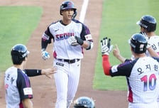 '와' 미쳤다! '2루타→2루타→투런 홈런→안타'까지 나홀로 4안타 대폭발! LG 이래서 1등이구나 '짜릿한 한 점 차 역전승' [잠실 현장리뷰]