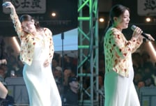 무대에서 배 어루만져...에일리 임신설에 소속사 "사실 아냐"