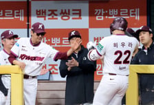 [포토]'설종진 감독 축하받는' 키움 4번타자 히우라