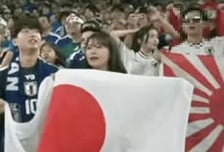 '최악의 불청객' 욱일기 등장, 선 넘은 日 관중... 4-0 이겨놓고 욕먹는 이유 "부끄럼이 없다"