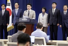 靑홍보수석 성기홍·민정 한찬식·사회 김경자
