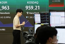 SK하이닉스에 '시총 1위' 내준 삼성전자, 하락 전환...코스피도 '약세'