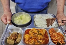 무료 급식 봉사에 "초코밥" 조롱…'안나의 집' 조롱 댓글 논란