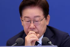국정 지지율 '부정>긍정' 첫 데드크로스…靑 "엄중 인식" 반전 고심